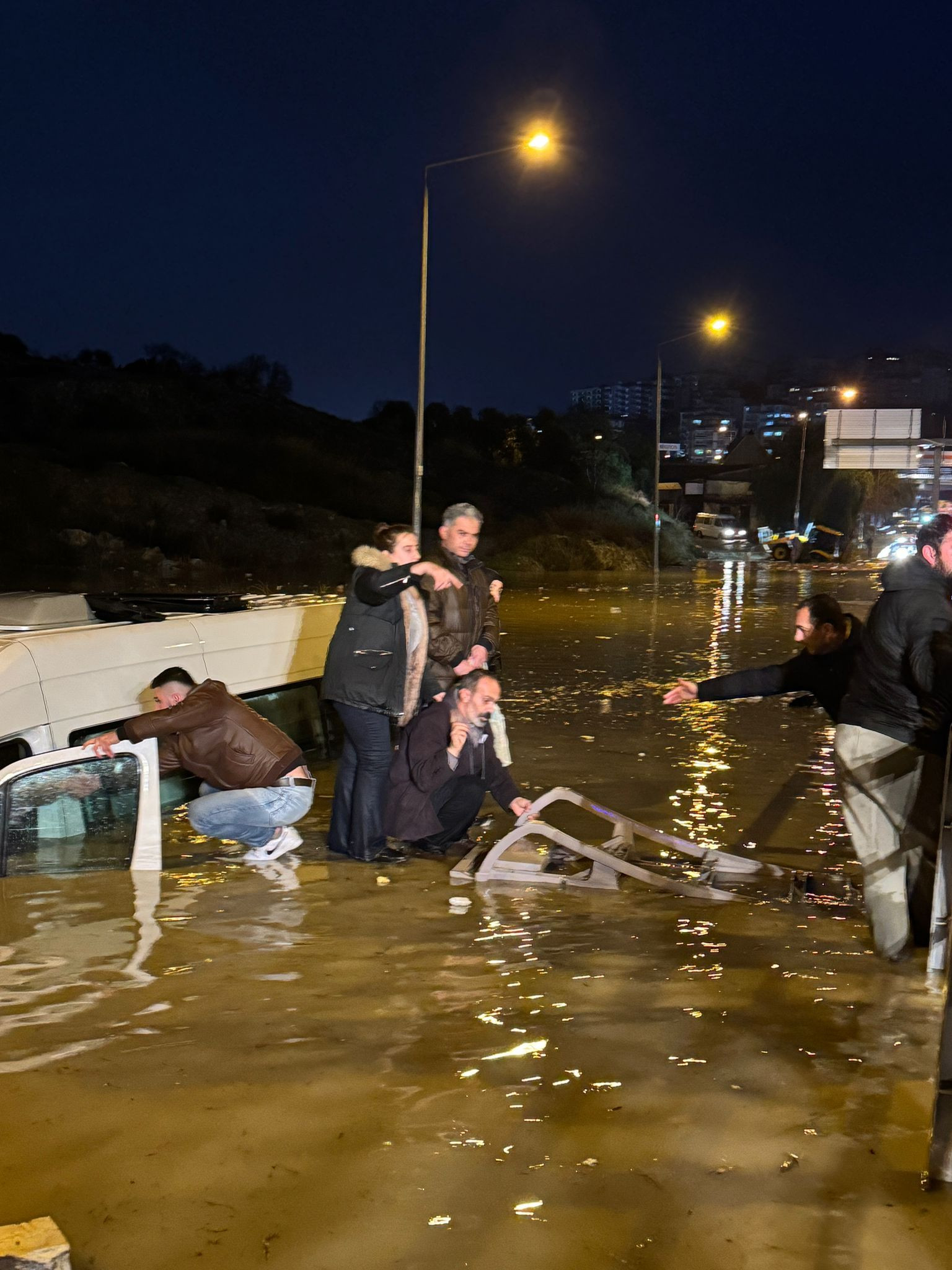 Aydın'da can pazarı: Suya gömülen minibüste mahsur kaldılar - Resim: 1