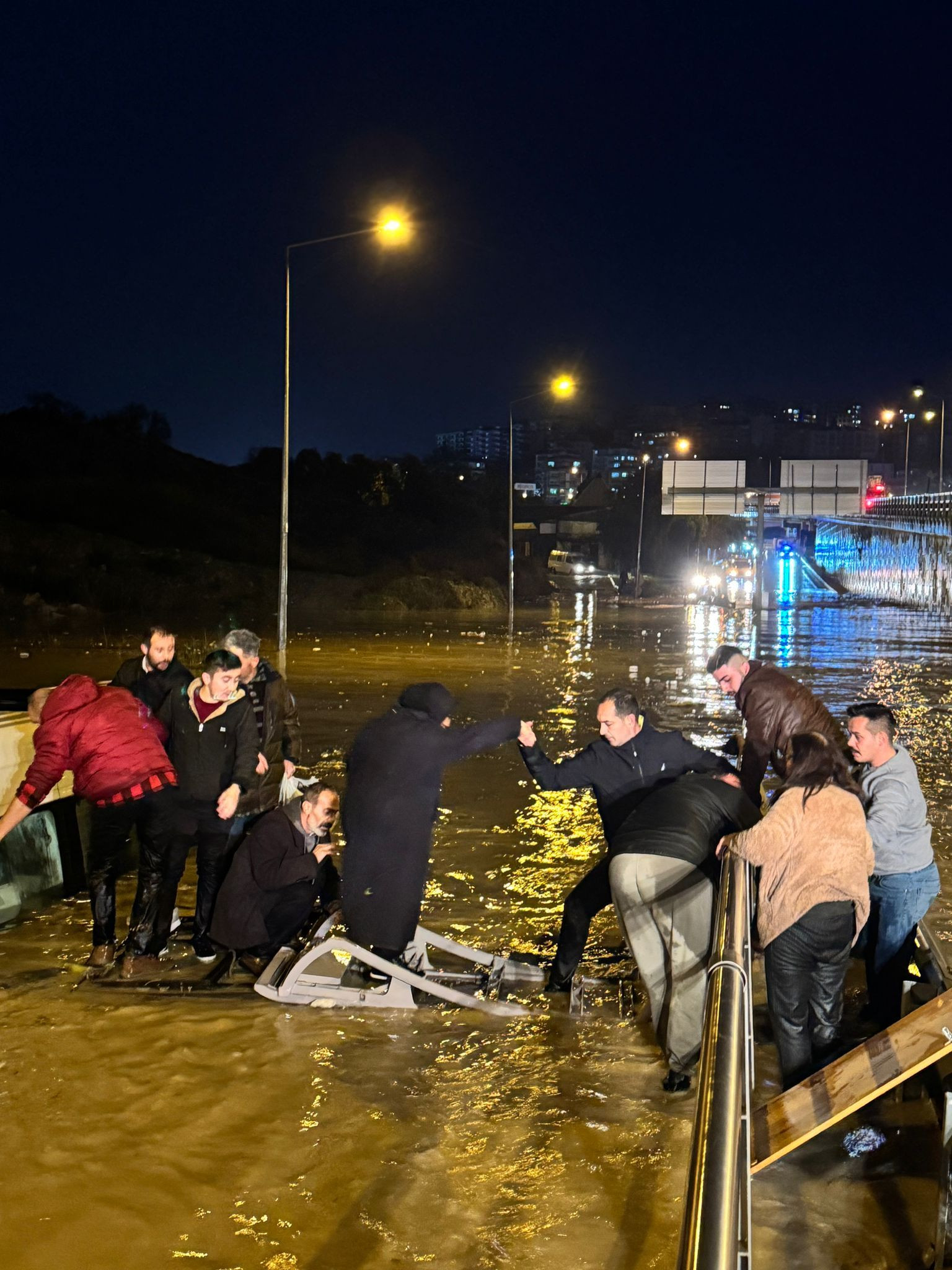Aydın'da can pazarı: Suya gömülen minibüste mahsur kaldılar - Resim: 3