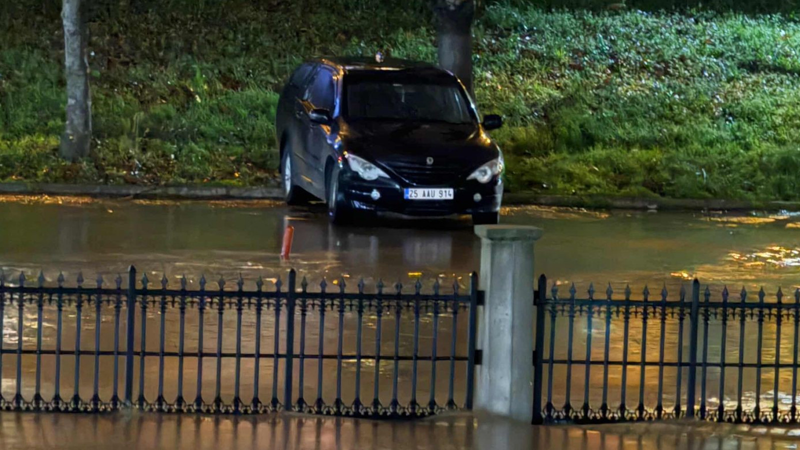 Çanakkale'de çay taştı: Otopark sular altında kaldı