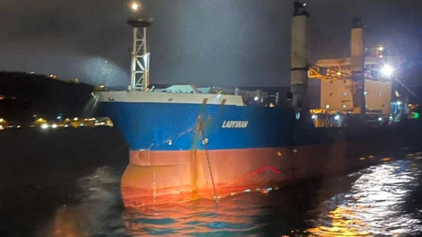 İstanbul Boğazı'nda arızalanan yük gemisi kurtarıldı