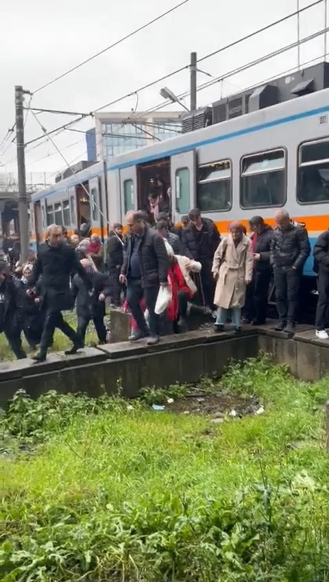 İstanbul'da metro raydan çıktı - Resim