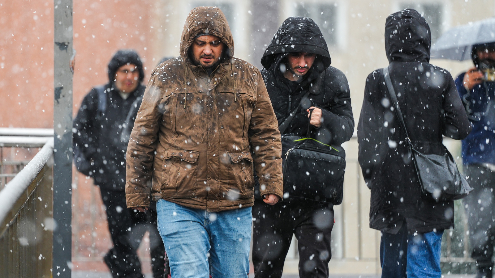 İstanbul’da kar alarmı! Meteoroloji ve AKOM’dan kr…