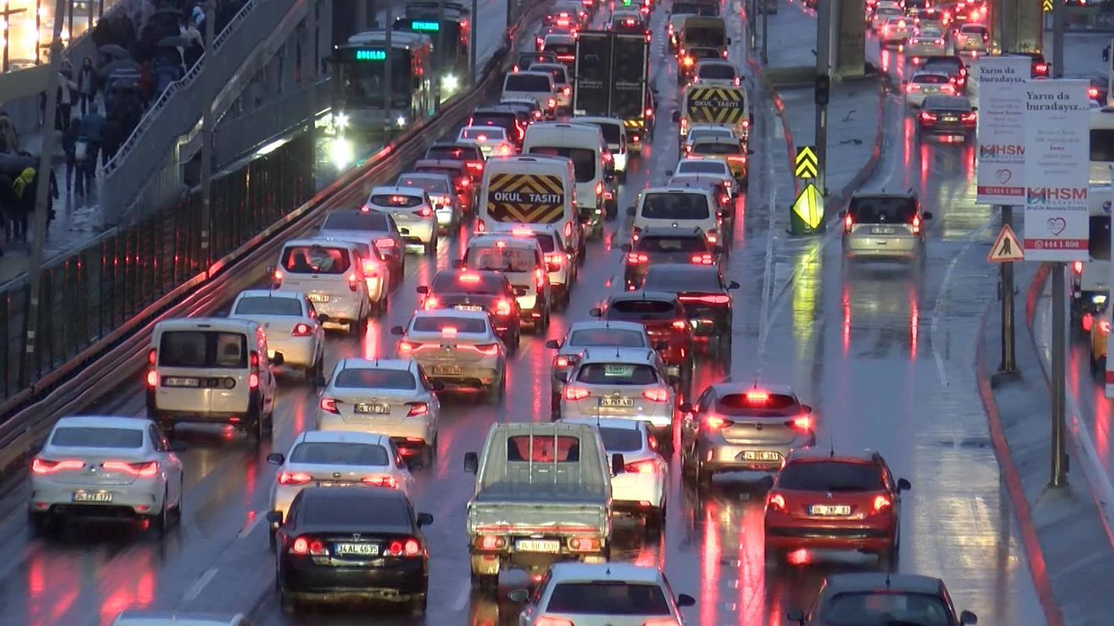 İstanbul'da yarıyıl tatili bitti, trafik çilesi başladı
