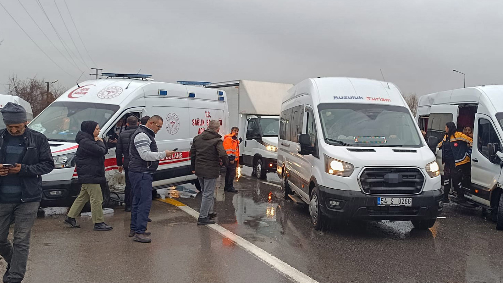 Sakarya'da ambulans ile işçi servisi çarpıştı! Çok sayıda yaralı var