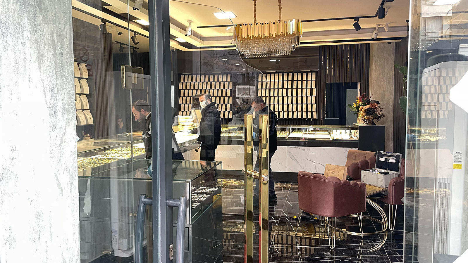 Şanlıurfa'da kuyumcuda kar maskeli ve silahlı soygun: Bir polis vuruldu