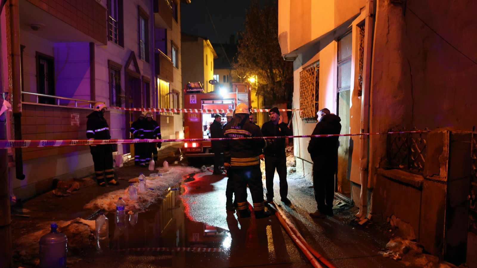 Sivas'ta iki katlı evde yangın!