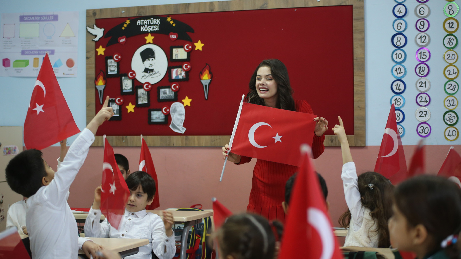 Tatil sona erdi, okullar açıldı! İlk ders: Bayrak sevgisi