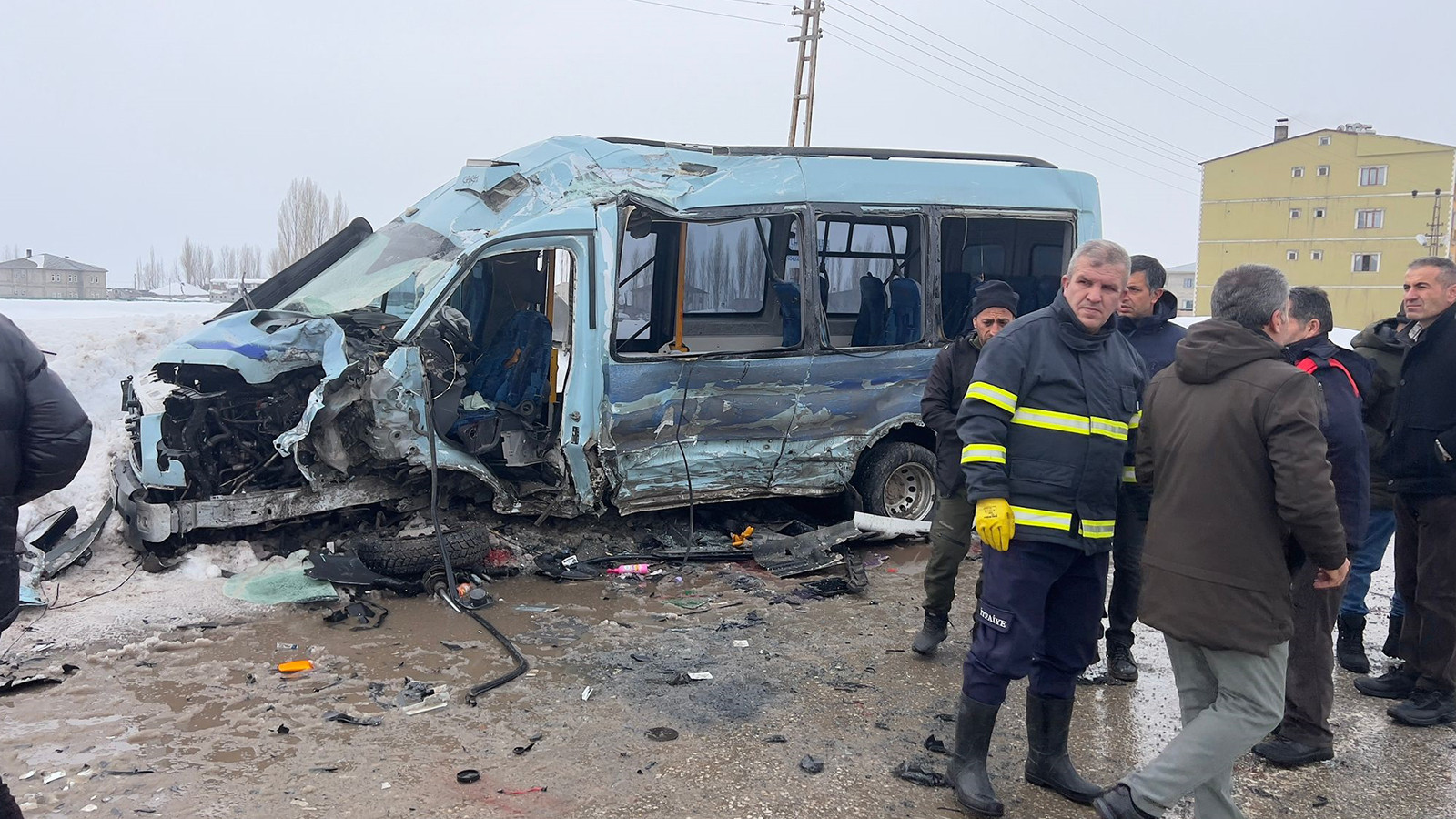 Yüksekova'da halk otobüsüyle minibüs çarpıştı: Yaralılar var