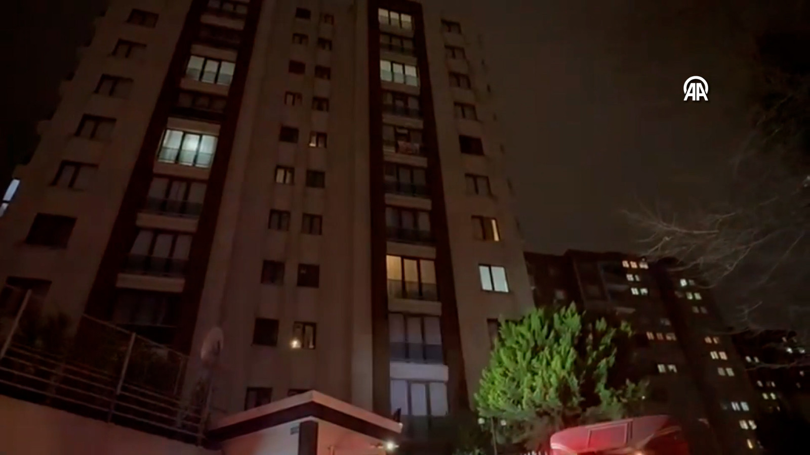 Zeytinburnu'nda panik anları! Site otoparkında yangın