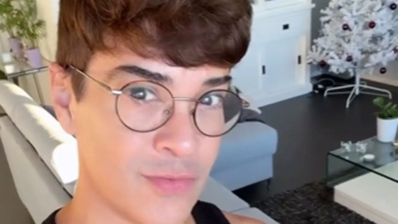 18 yaşında gibi görünen 58 yaşındaki sosyal medya fenomeni