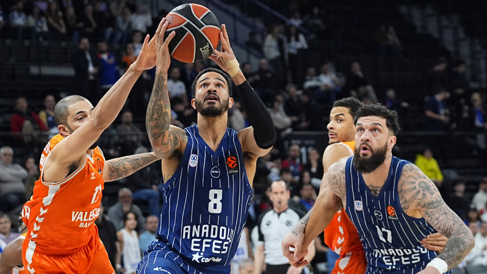 Anadolu Efes'ten Valencia'ya 17 sayı fark