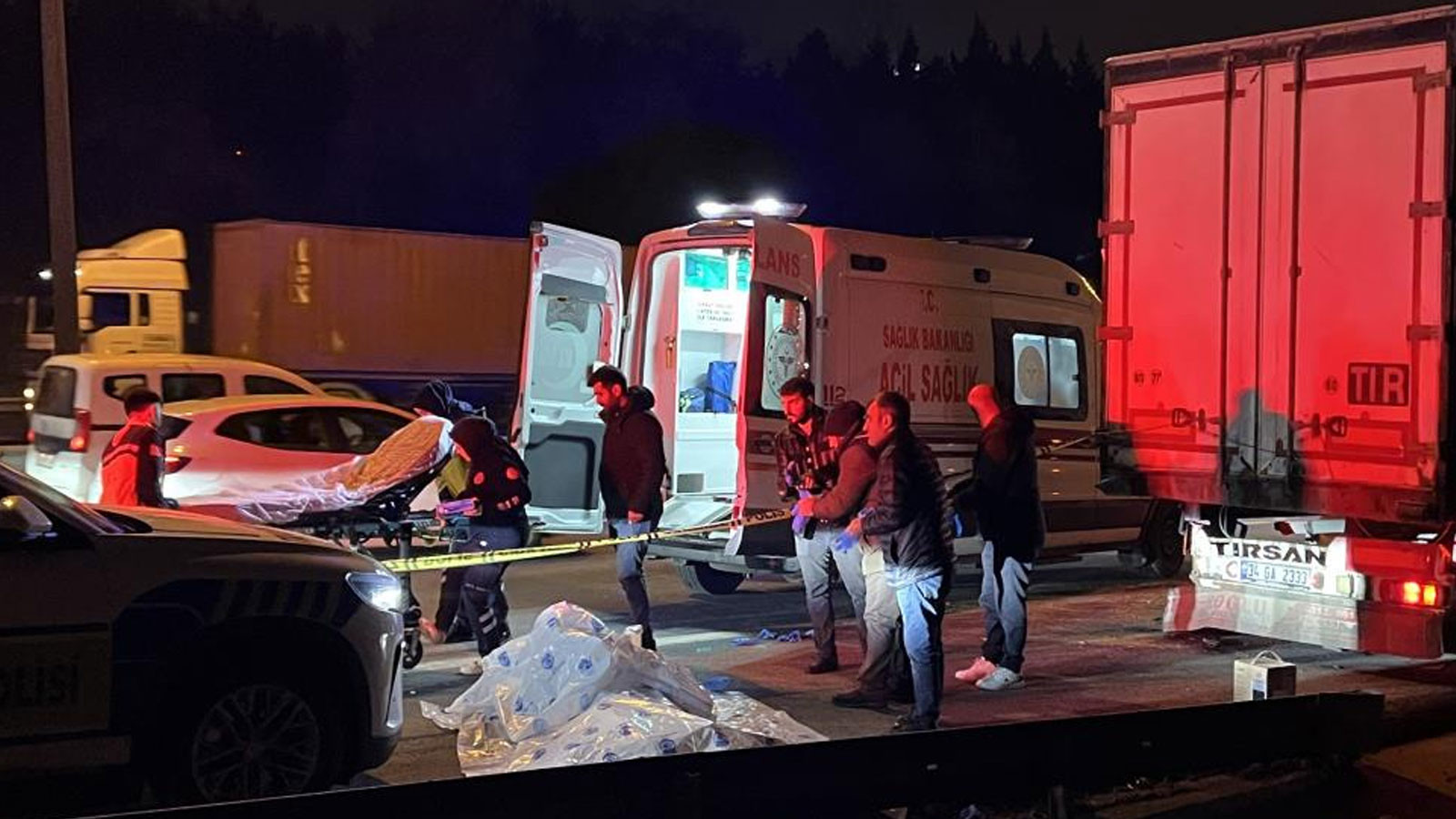 Başakşehir TEM'de feci kaza! Arızalanan tıra çarpan motosikletli öldü