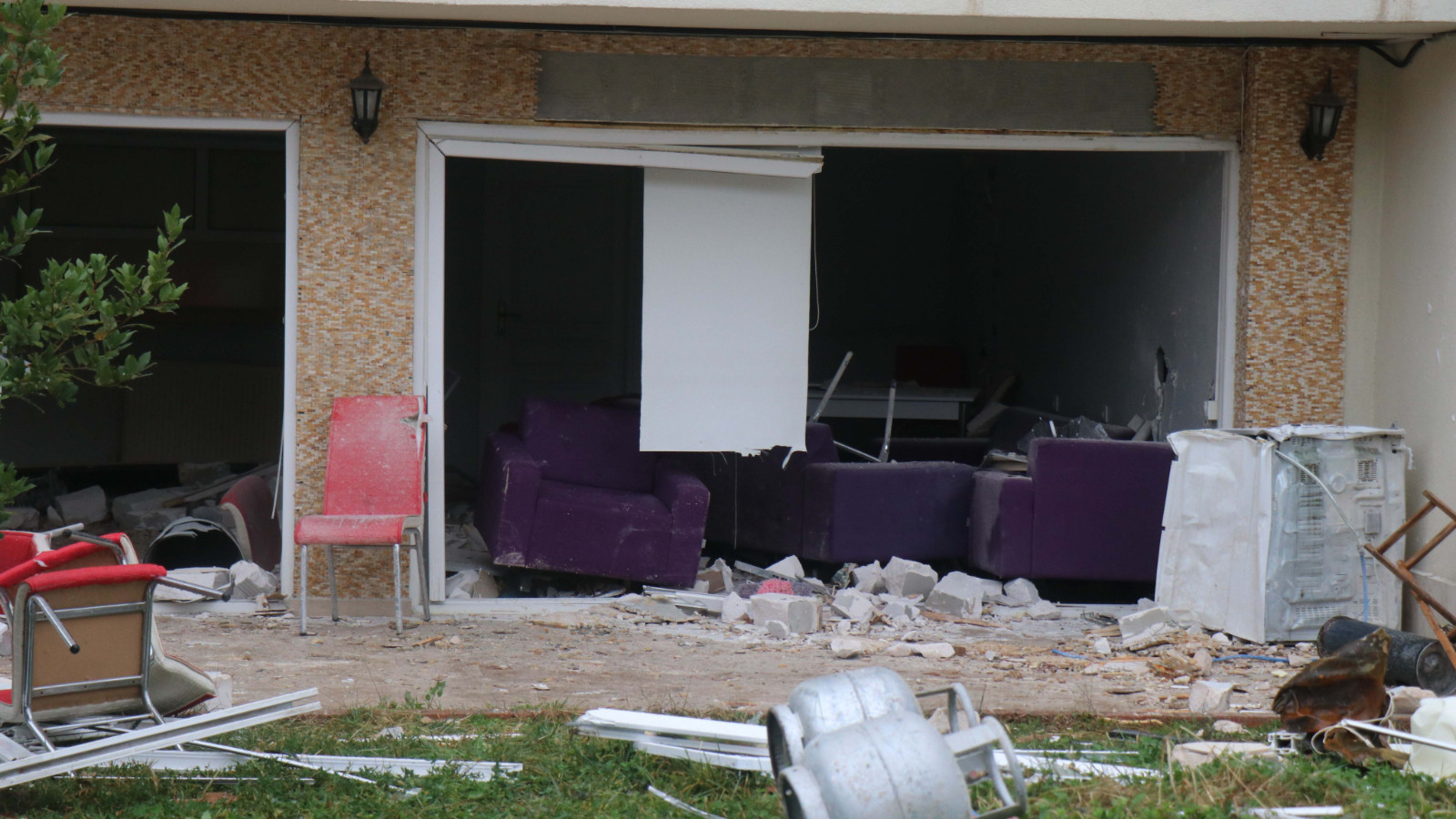 Cam ve çerçeveler patladı, eşyalar bahçeye uçtu!