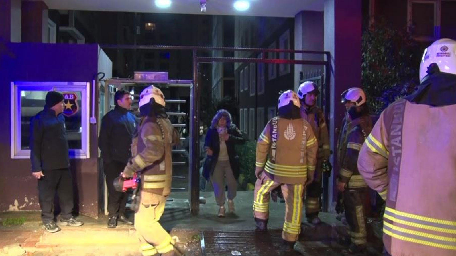 Esenyurt'ta apartmanda çıkan yangında 4 kişi dumandan etkilendi