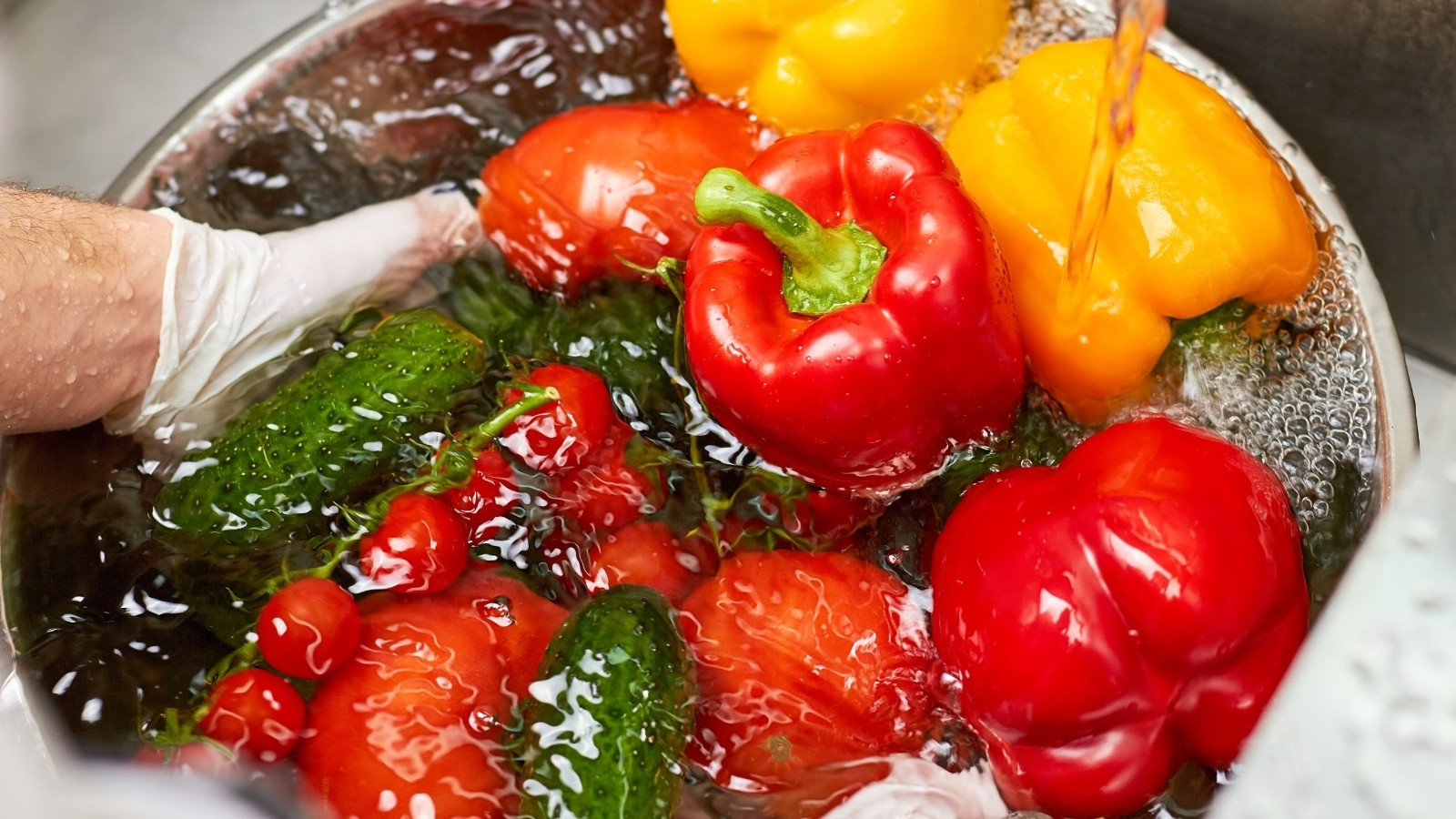 Eve poşet dolusu pestisit getirmeye son veren sebze temizliği!