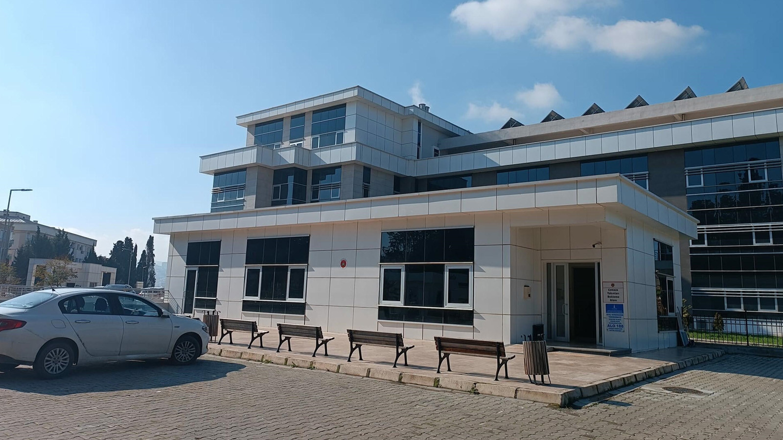 İzmir'de genç adam, evinin önünde uğradığı silahlı saldırıda hayatını kaybetti