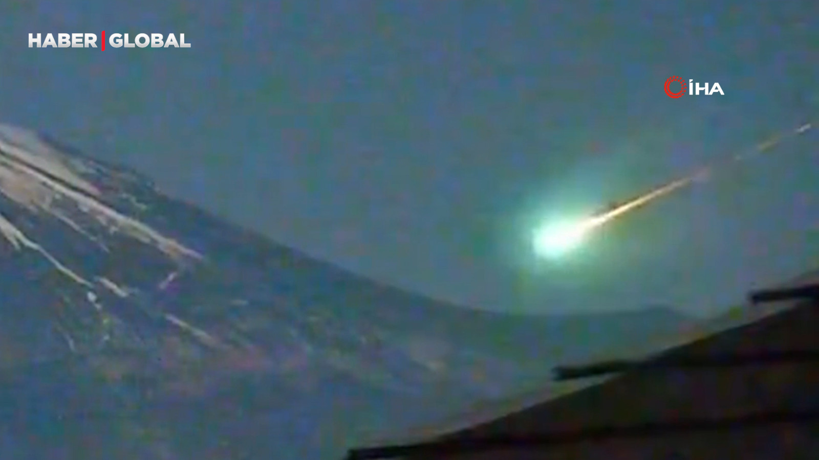 Japonya’daki Fuji Dağı semalarında aydınlandı, yeşil bir ışıkla yeryüzüne düştü