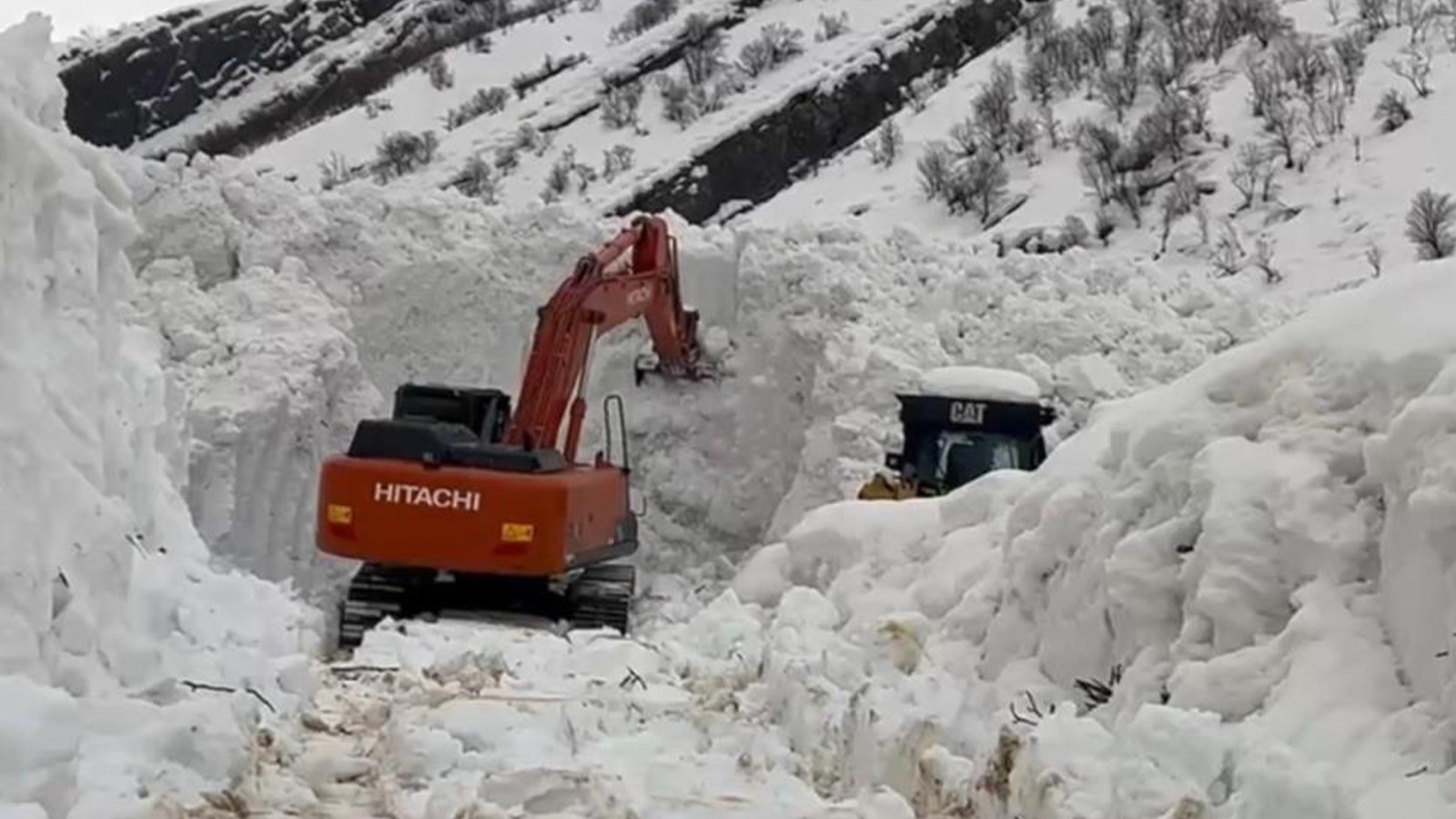 Kar kalınlığı 2 metreyi aştı; ilçede çığ alarmı