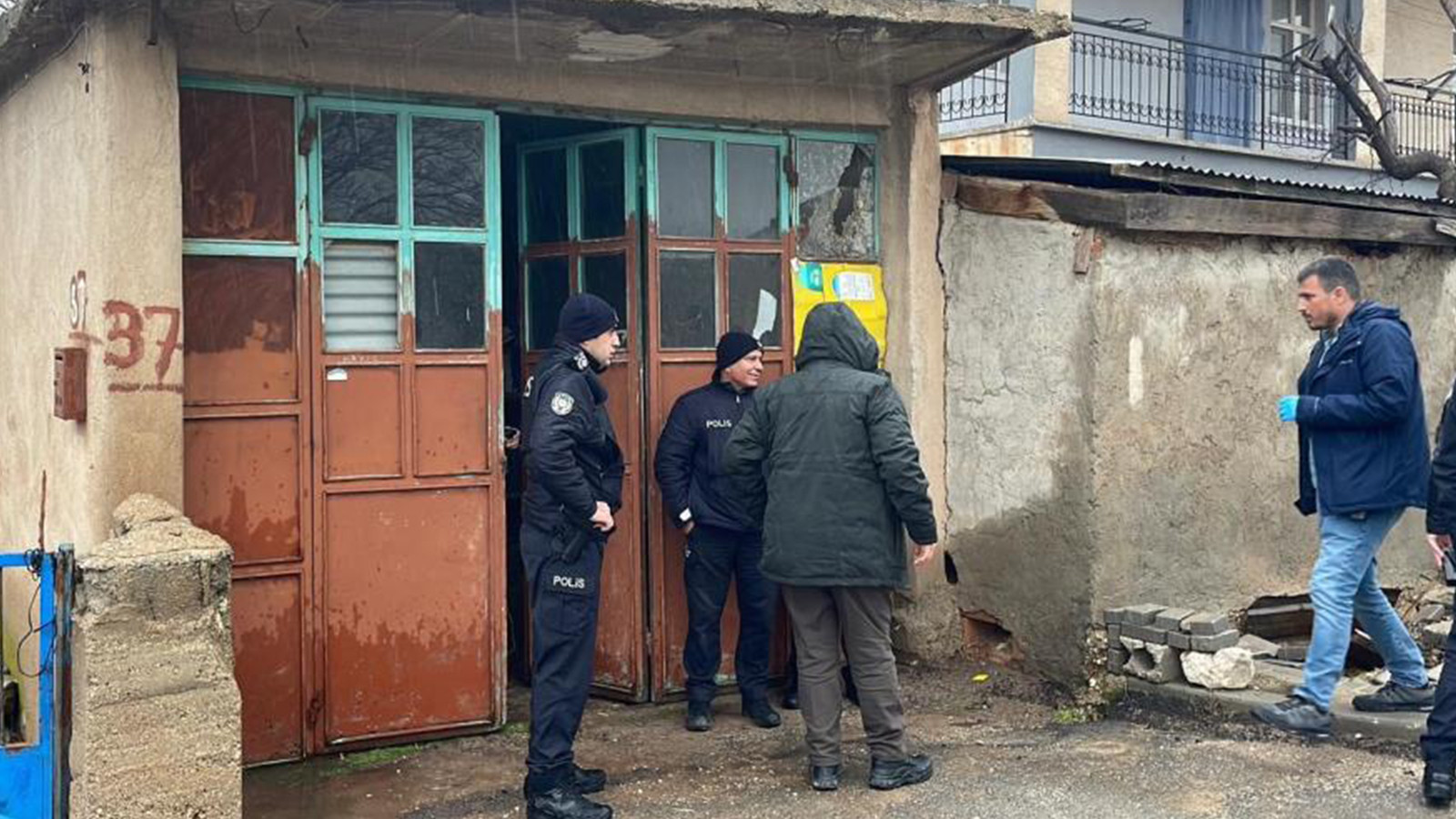 Karaman'da bir kişi evinin deposunda silahla vurulmuş halde bulundu