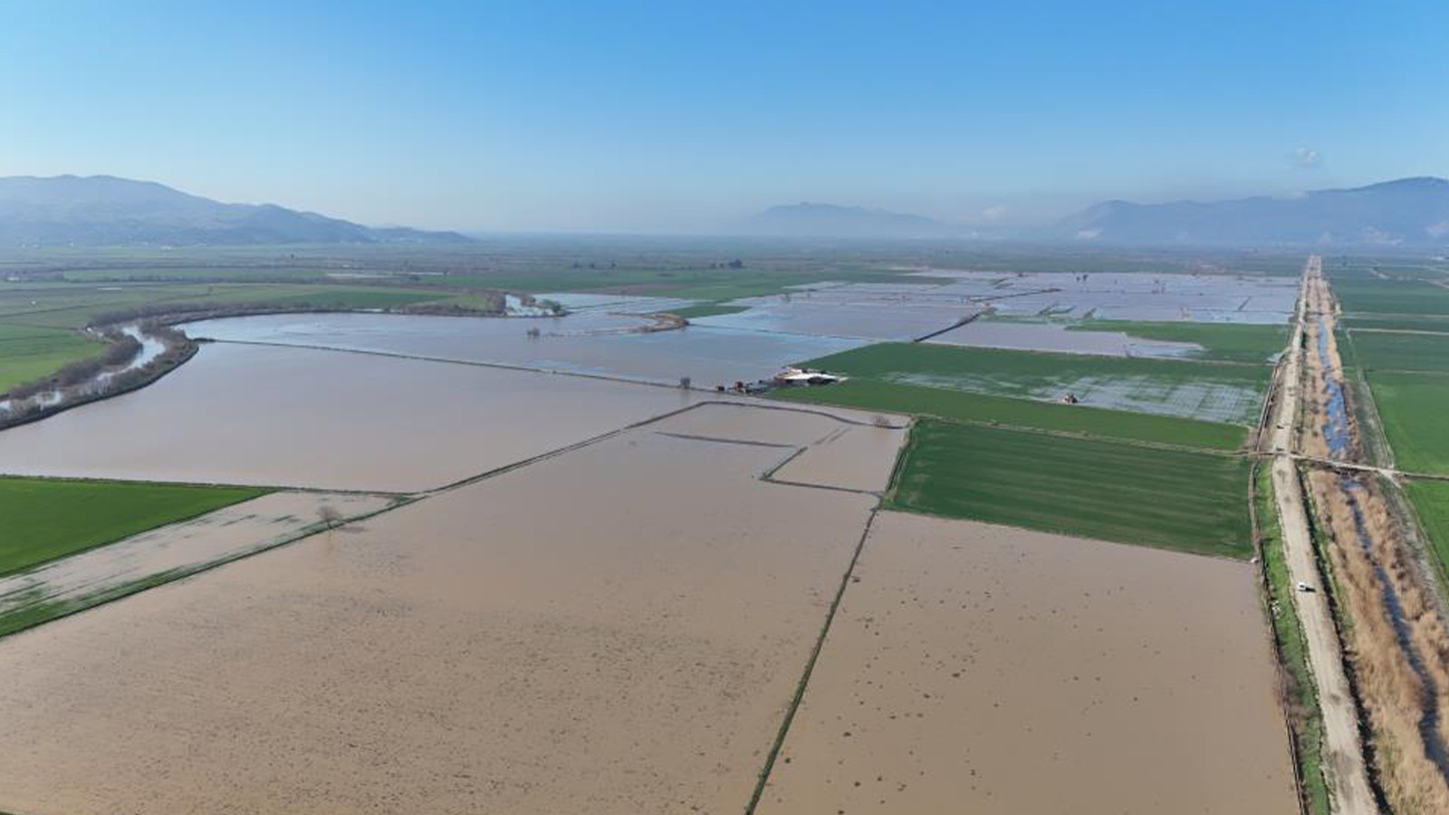 Menderes taştı, tarım arazileri sular altında kald