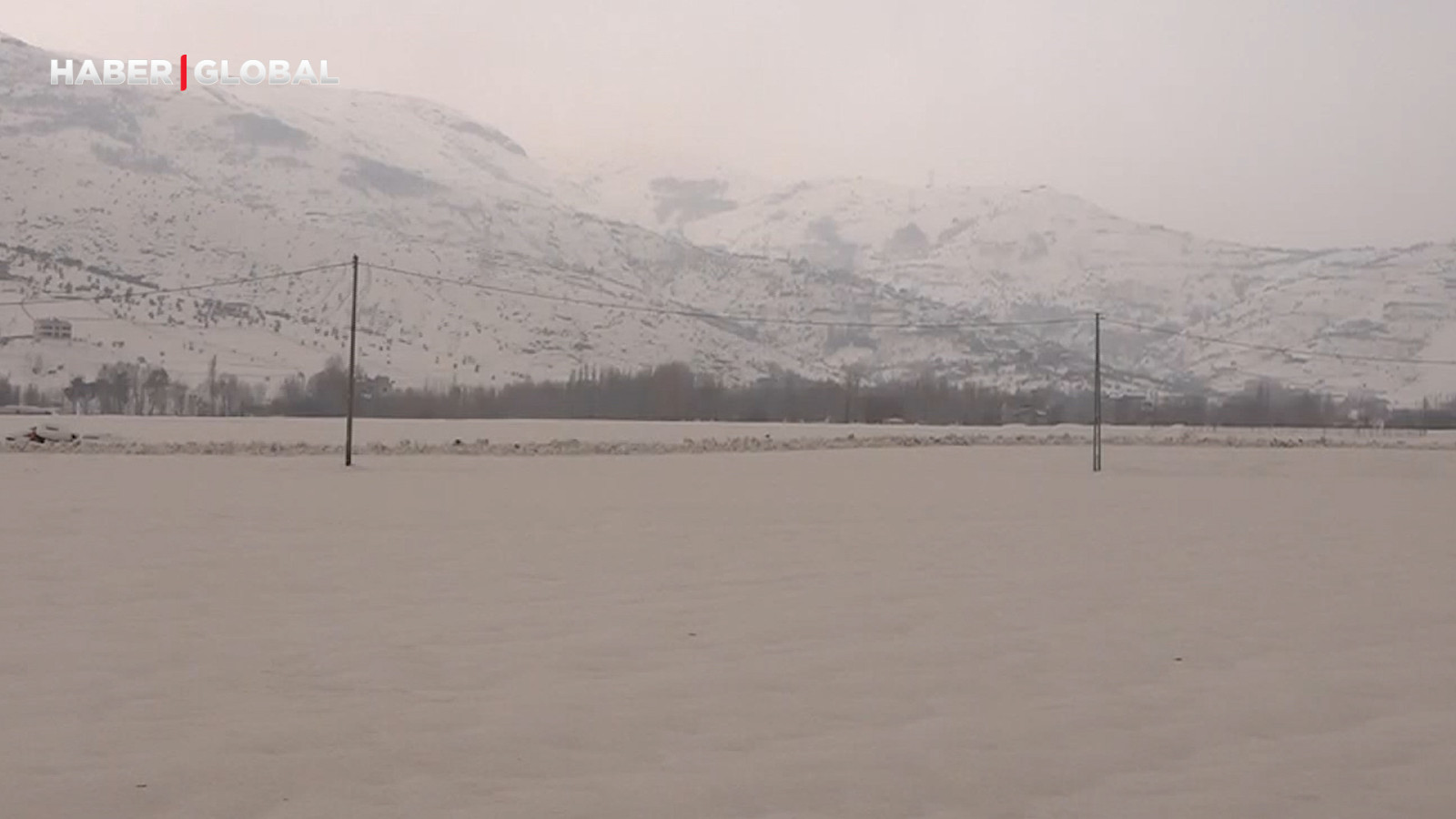 Şaşırtan anlar: Muş'a kahverengi kar yağdı