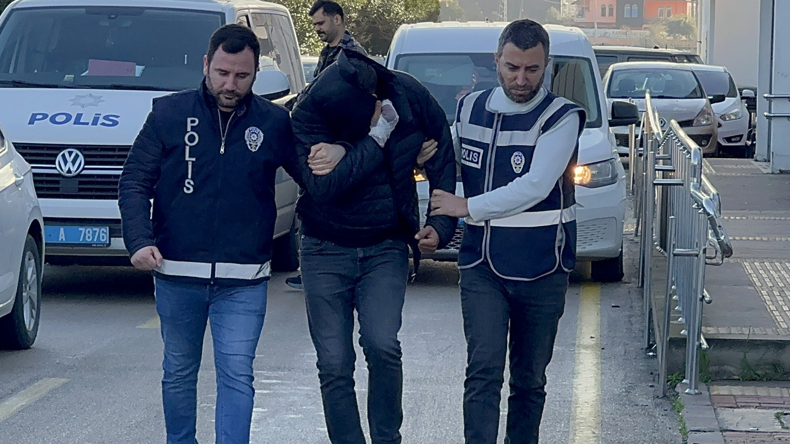 Adana’da boşanmış çift karşılıklı darp iddiasıyla gözaltına alındı