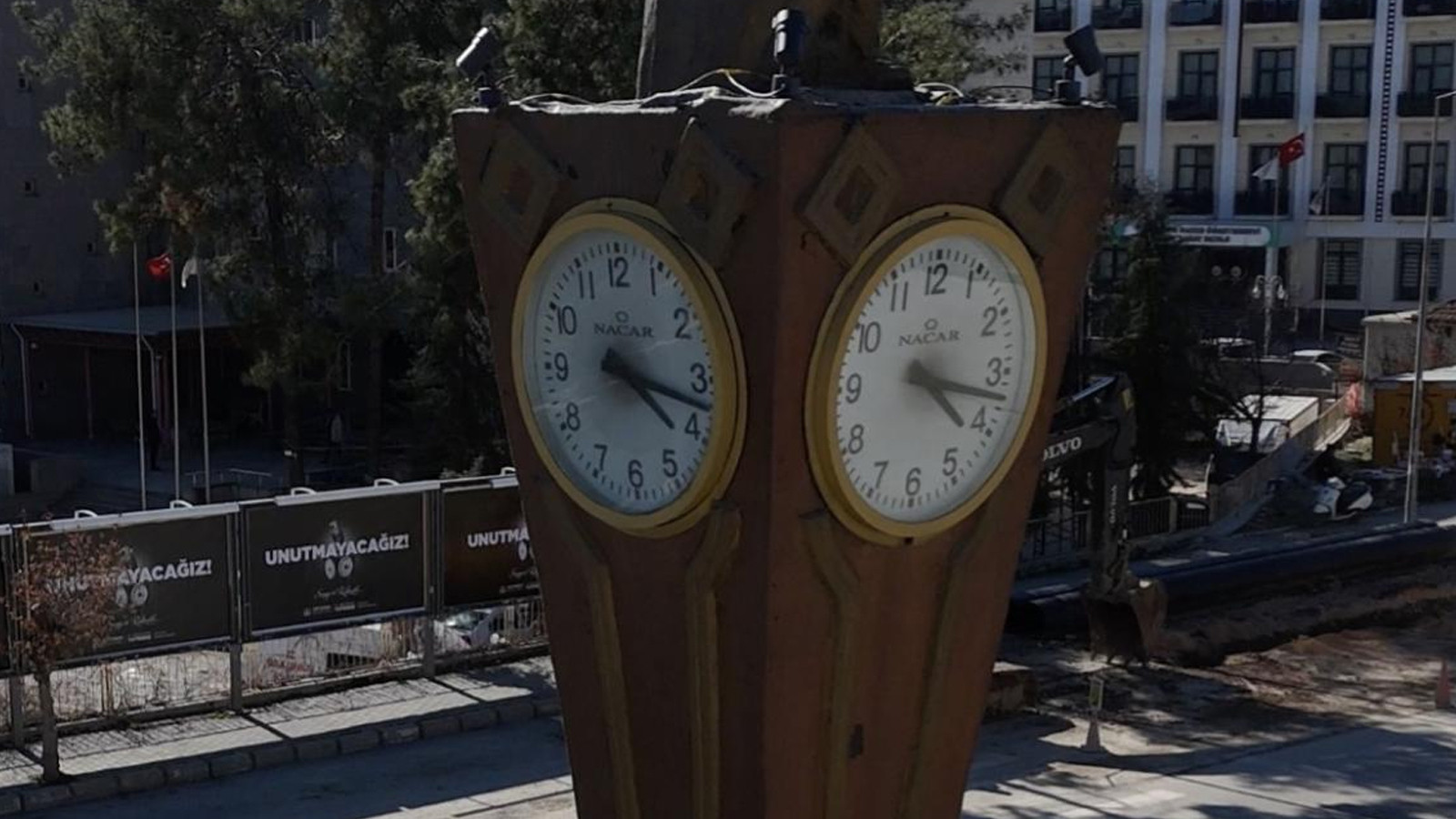 Adıyaman'da saat kulesi 3 yıldır 04.17'yi gösteriyor