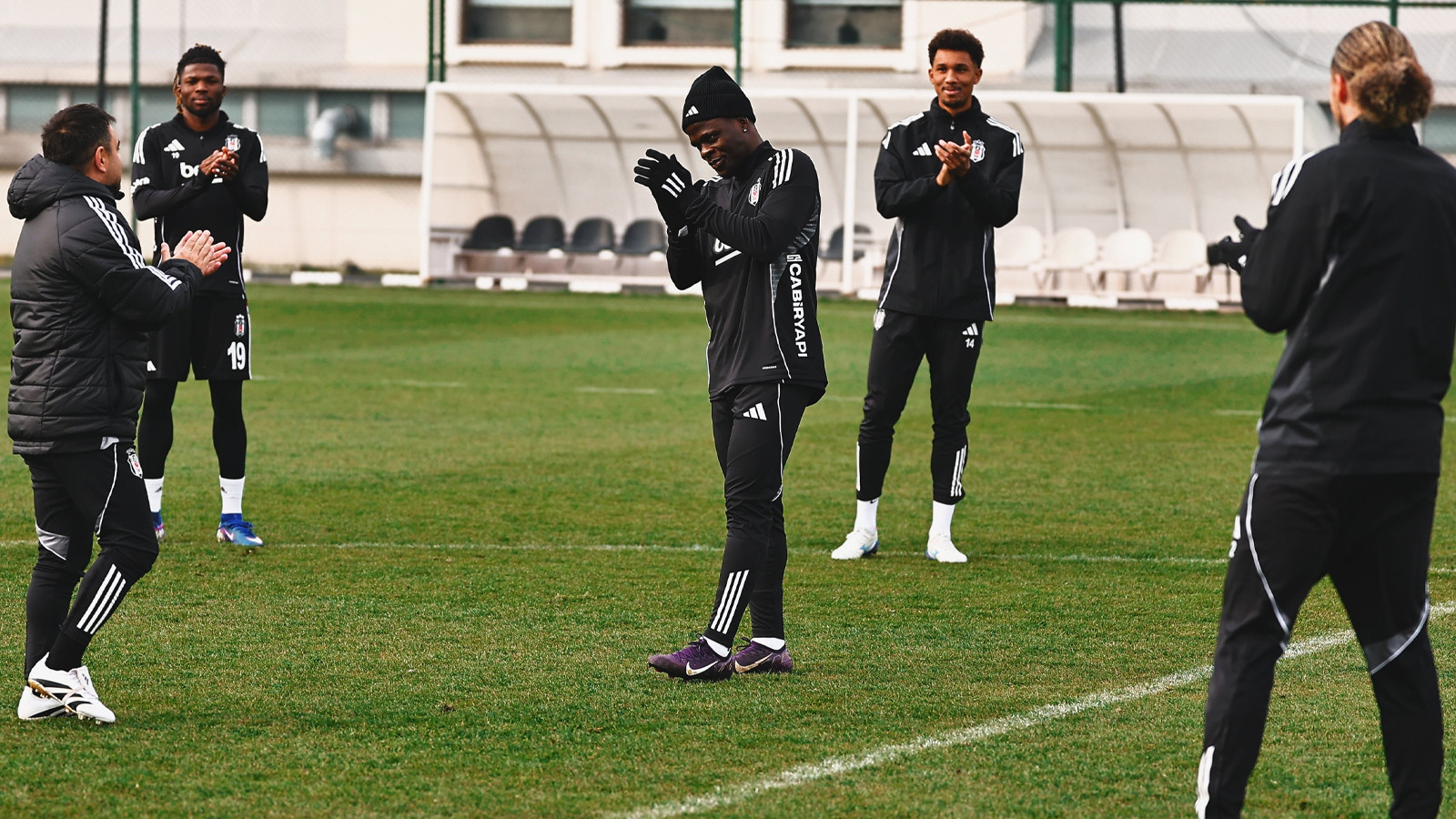 Beşiktaş'ta Junior Olaitan ilk idmanına çıktı