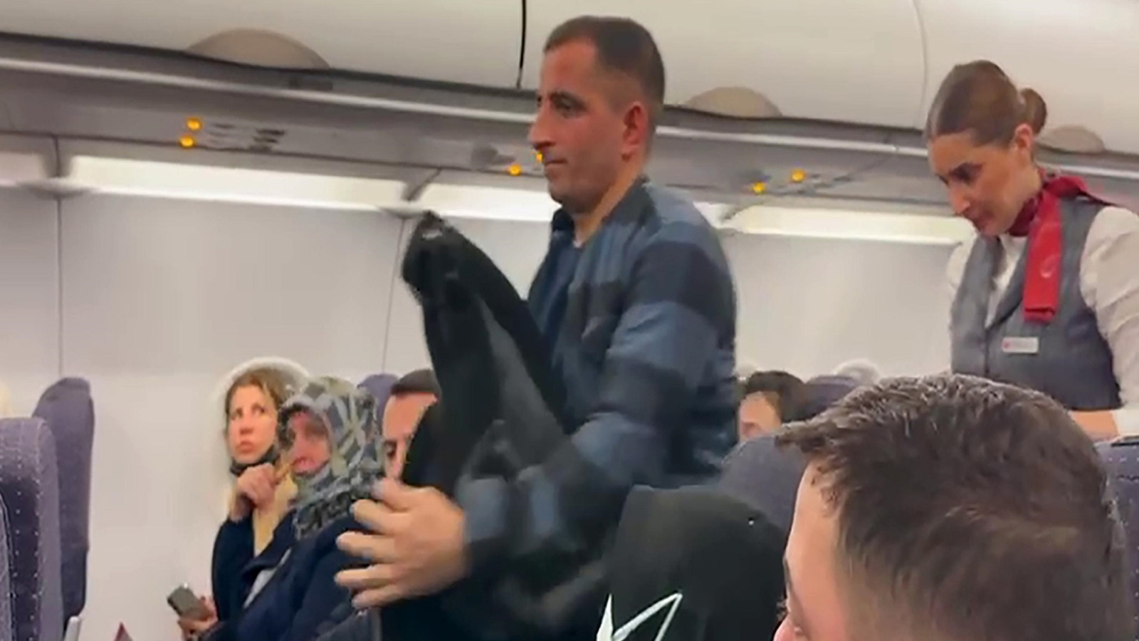 Erzurum-İstanbul uçağında yaşandı: Helallik isteyip uçaktan indi