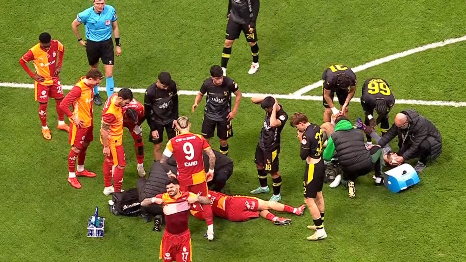 Galatasaray - İstanbulspor maçında korkutan an! Hastaneye kaldırıldı