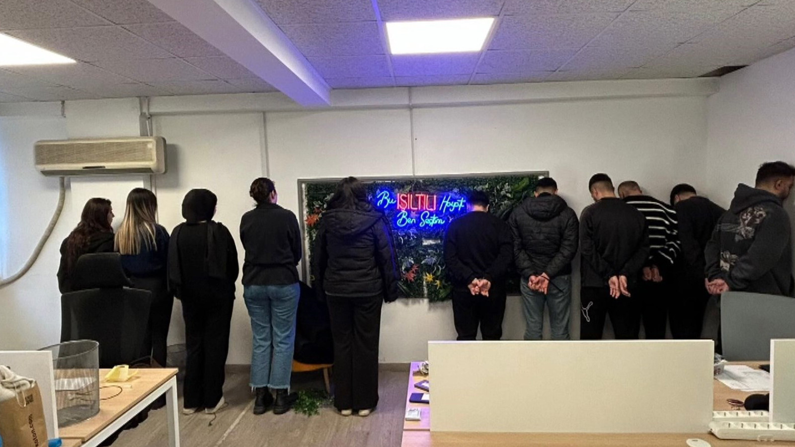 İstanbul'da dolandırıcılara baskın: Delilleri pencereden attılar