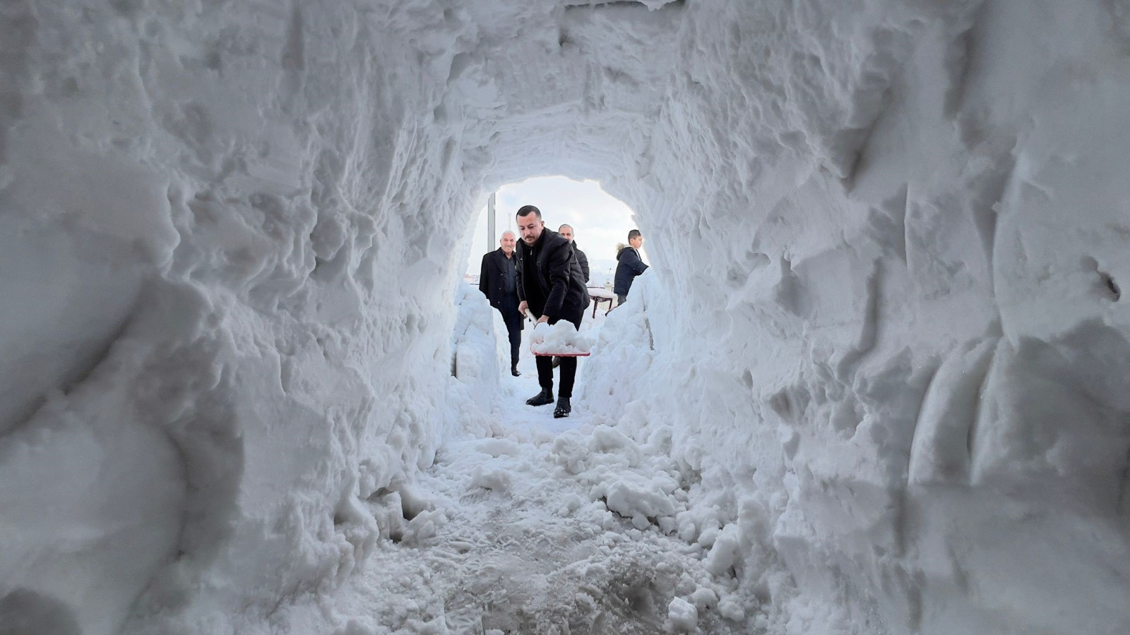 Kar kalınlığı 2 metre...  Dükkanına tünel açarak ulaştı