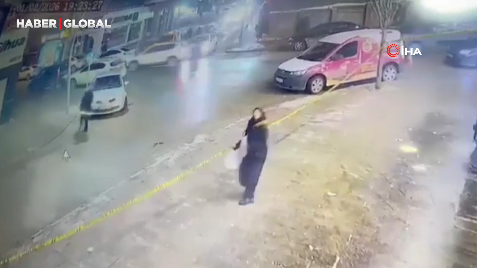 Ölüm onu teğet geçti! Kar kütlesinin altında kalmaktan son anda kurtuldu