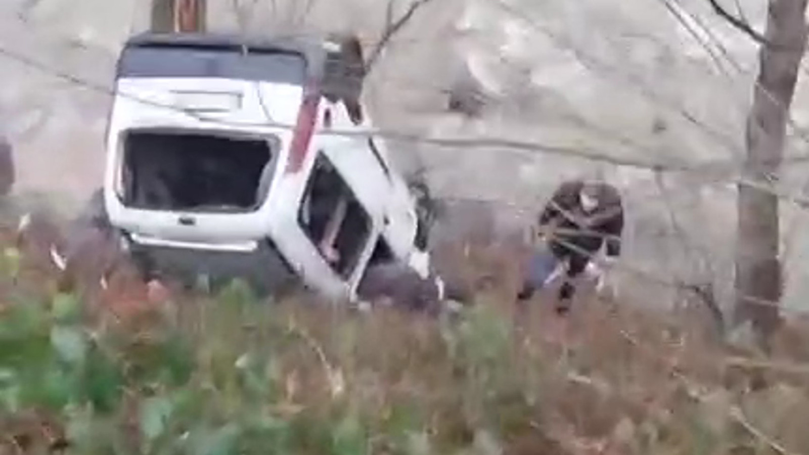 Rize'de kamyonet dereye yuvarlandı! Çok sayıda ölü ve yaralı var