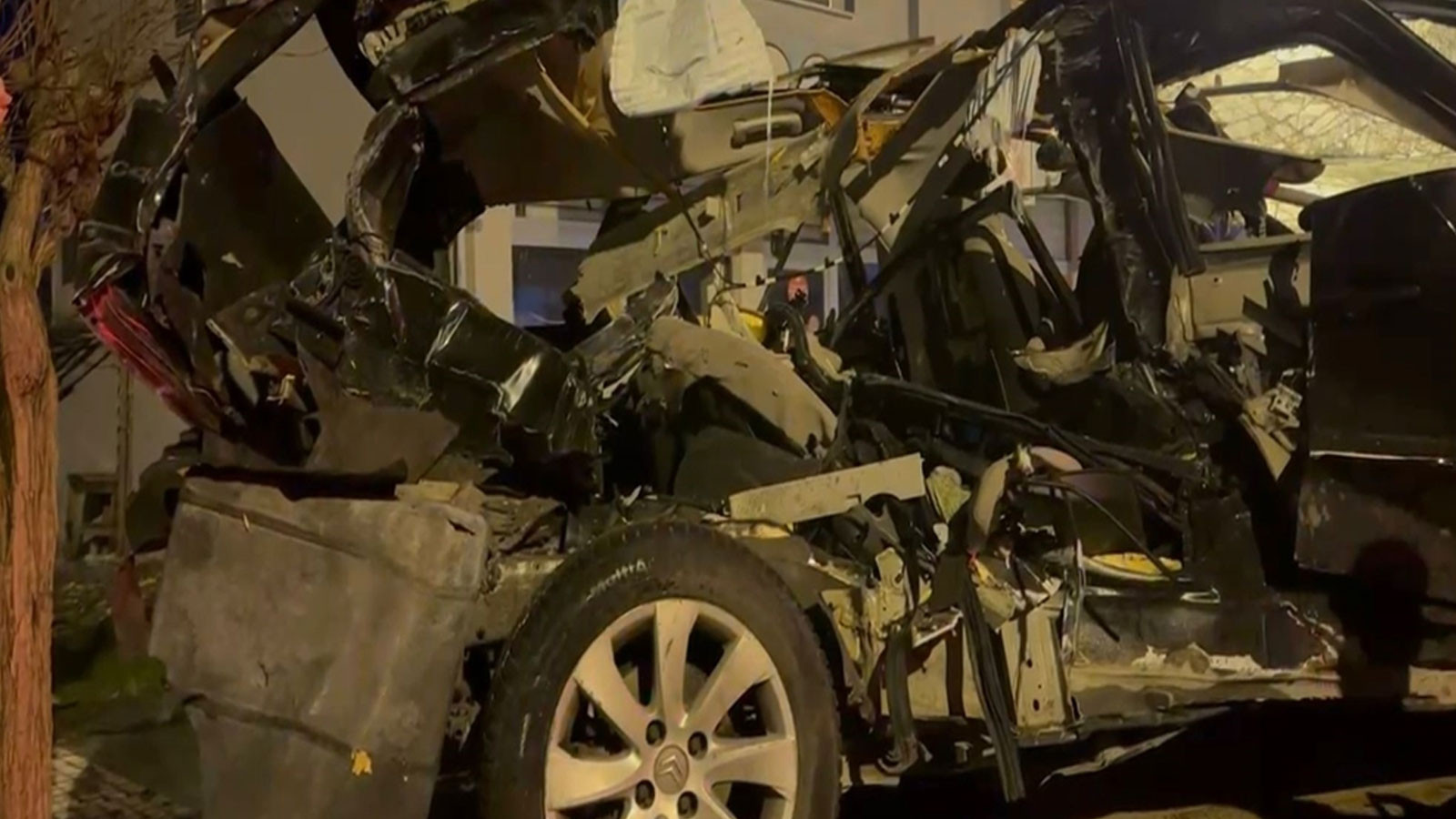 Sultanbeyli'de otomobil park halindeki 4 araca ve iş yerine çarptı