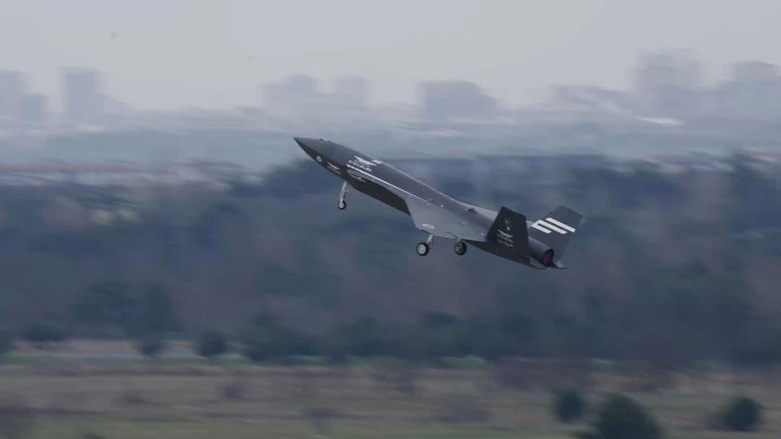 Bayraktar KIZILELMA eğitim uçuşunu başarıyla tamamladı