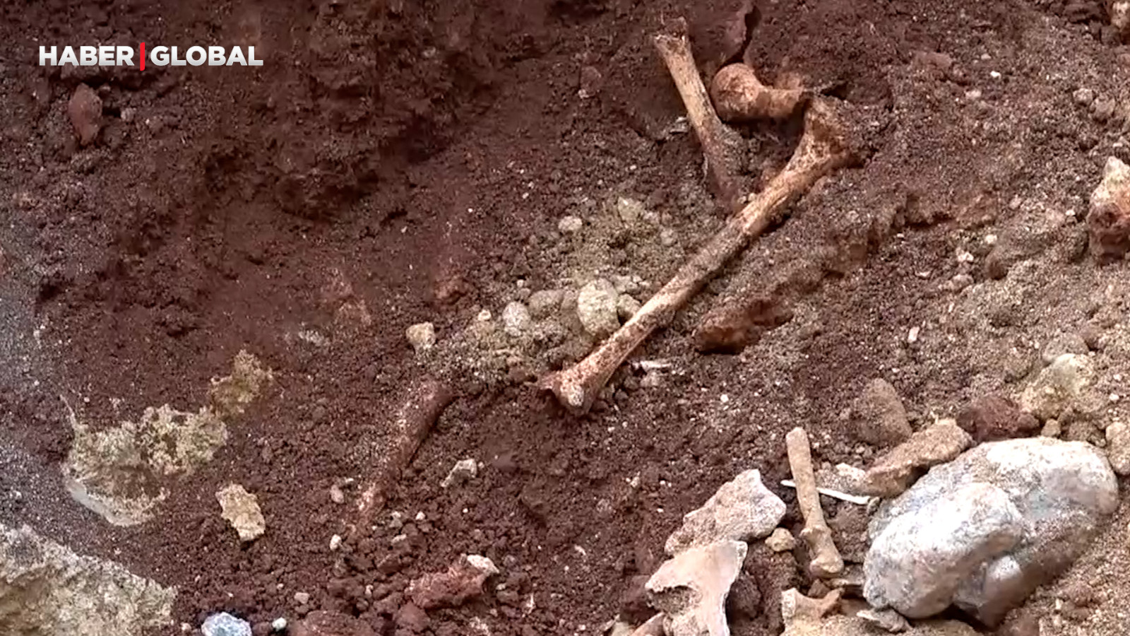 Belediye kazısında şoke eden olay: Kemik parçaları bulundu