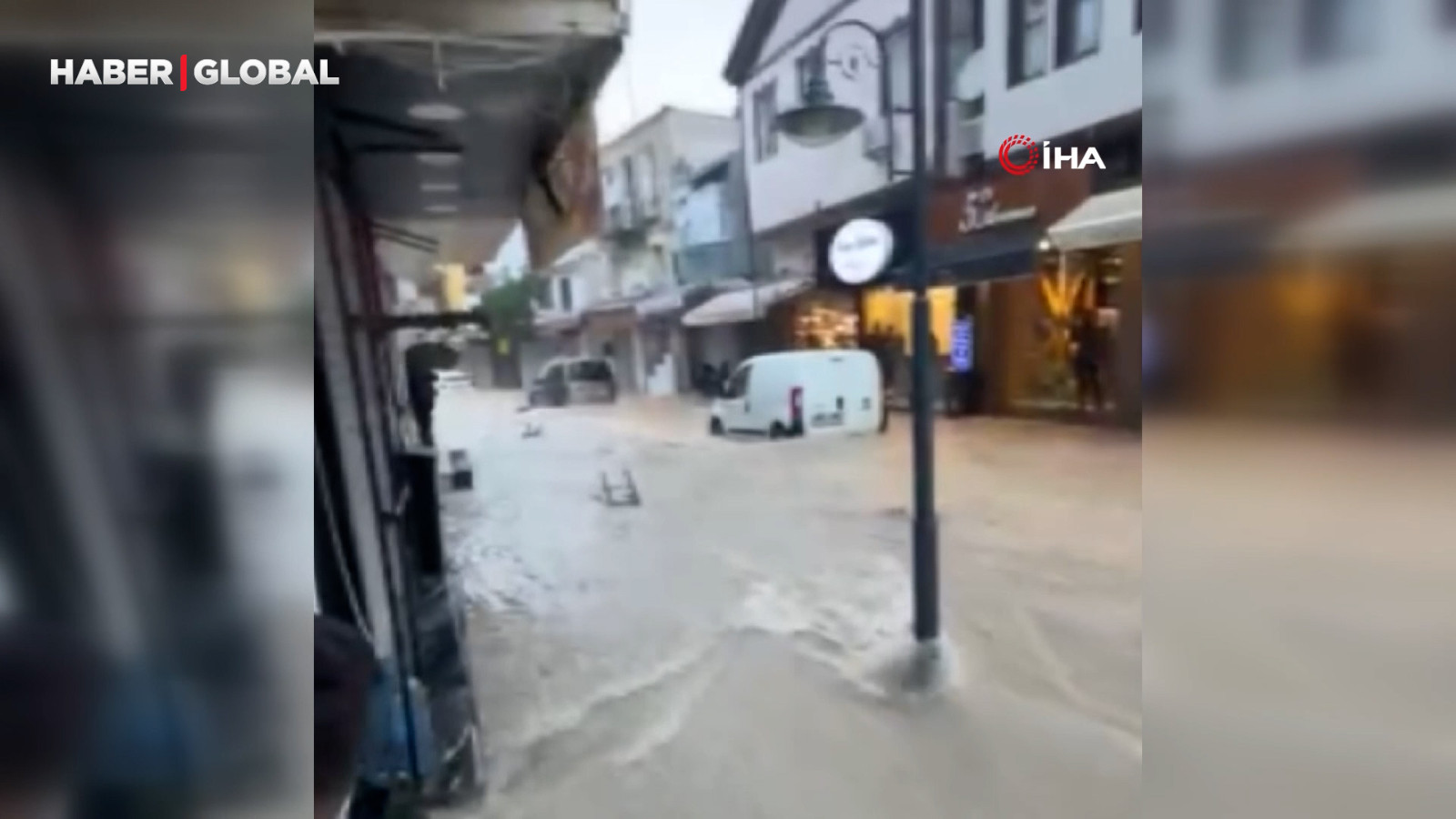 Çeşme'de felaket! Her yer sular altında kaldı