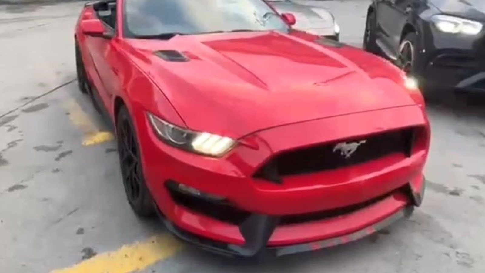 Gümrükten usulsüz geçirilen araçlara el konuldu! Çok sayıda gözaltı var