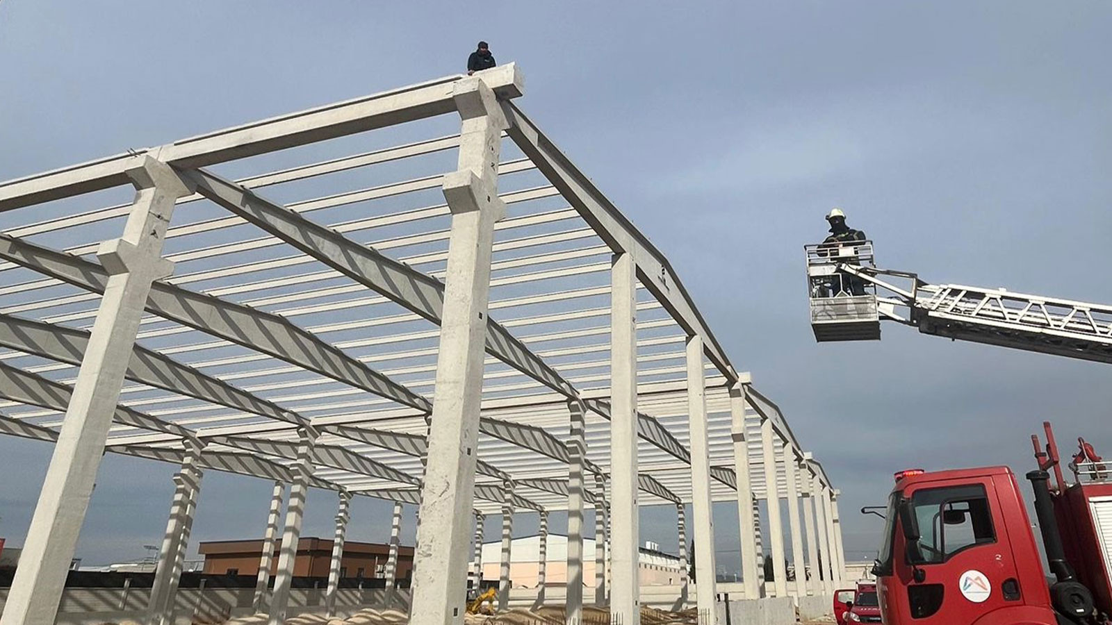 İnşaat sahasında duvar çökmesi: Çok sayıda işçi yaralandı