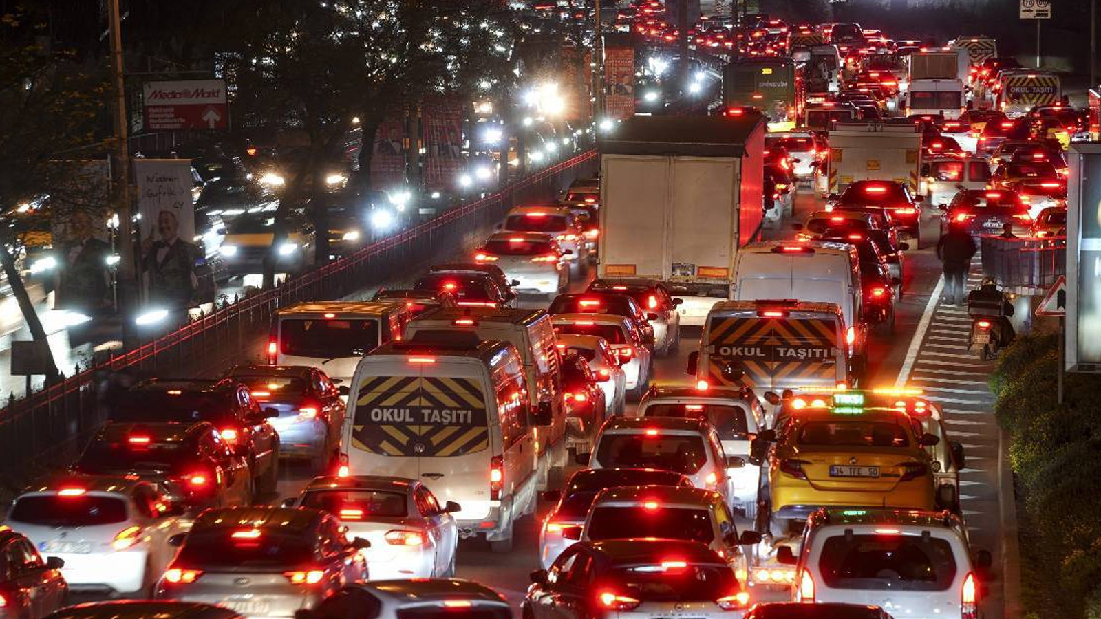 İstanbul'da trafik durma noktasına geldi! Yoğunluk yüzde 90'a ulaştı