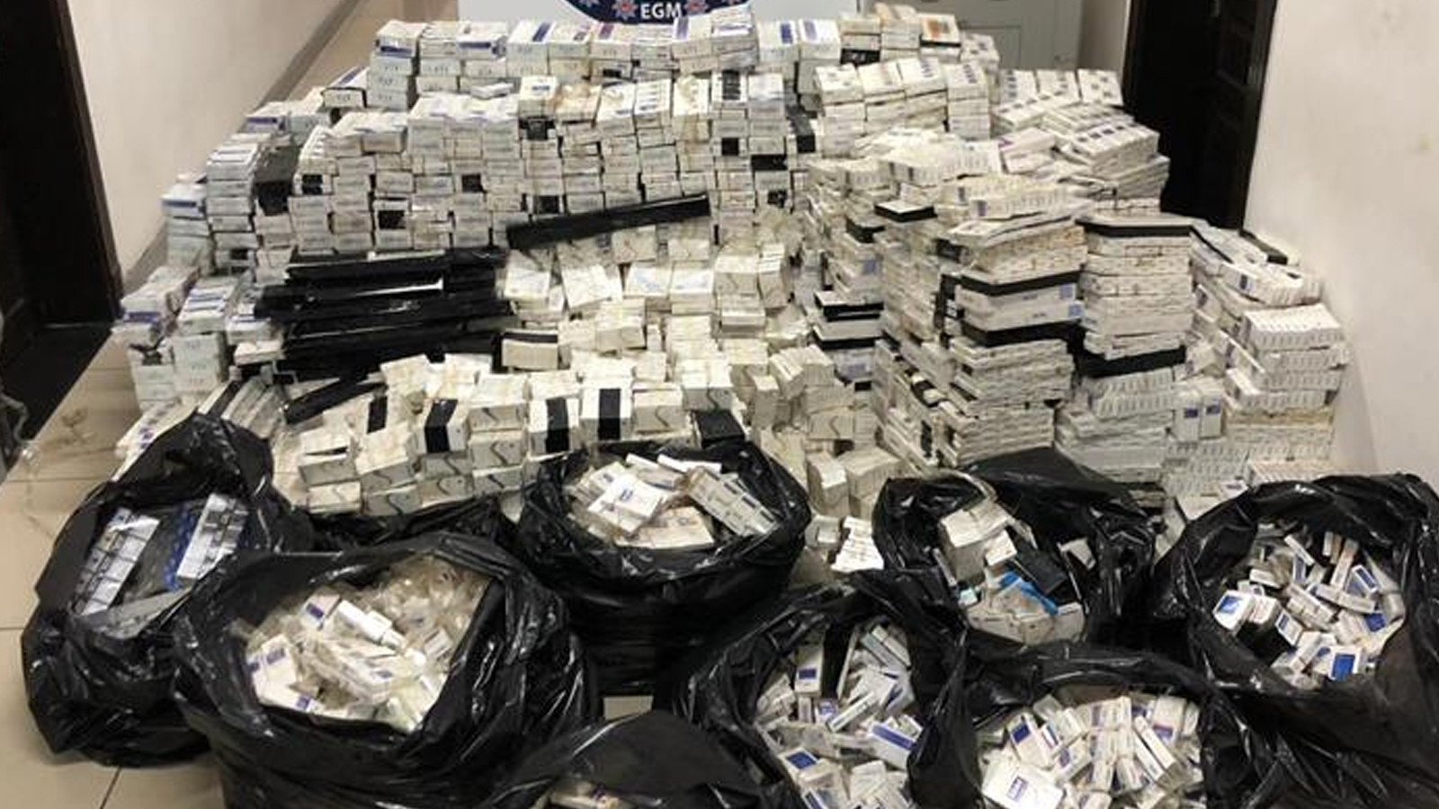 KKTC’de piyasa değeri 40 milyon TL'lik kaçak sigara ele geçirildi! Çok sayıda gözaltı var