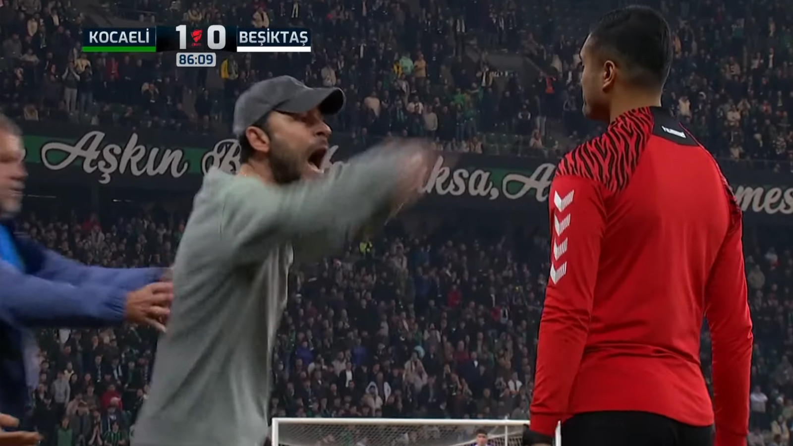 Kocaelispor - Beşiktaş maçında saha karıştı! 2 gol, 1 kırmızı kart