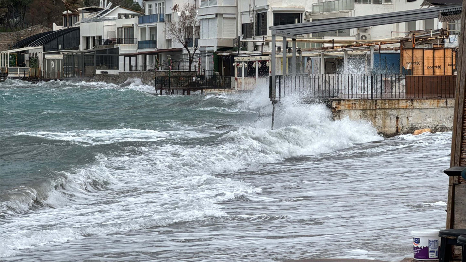 Meteoroloji 'kuvvetli fırtına' uyarısı yapmıştı... Feribot seferleri iptal edildi