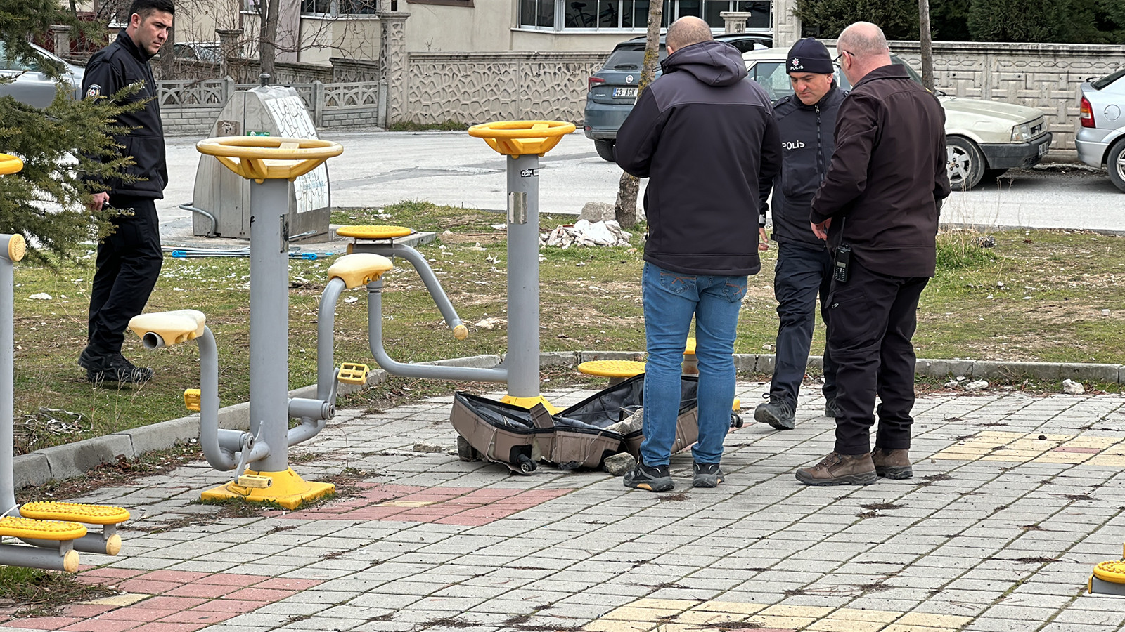 Parkta fünye ile patlatılan valizden taş parçaları çıktı