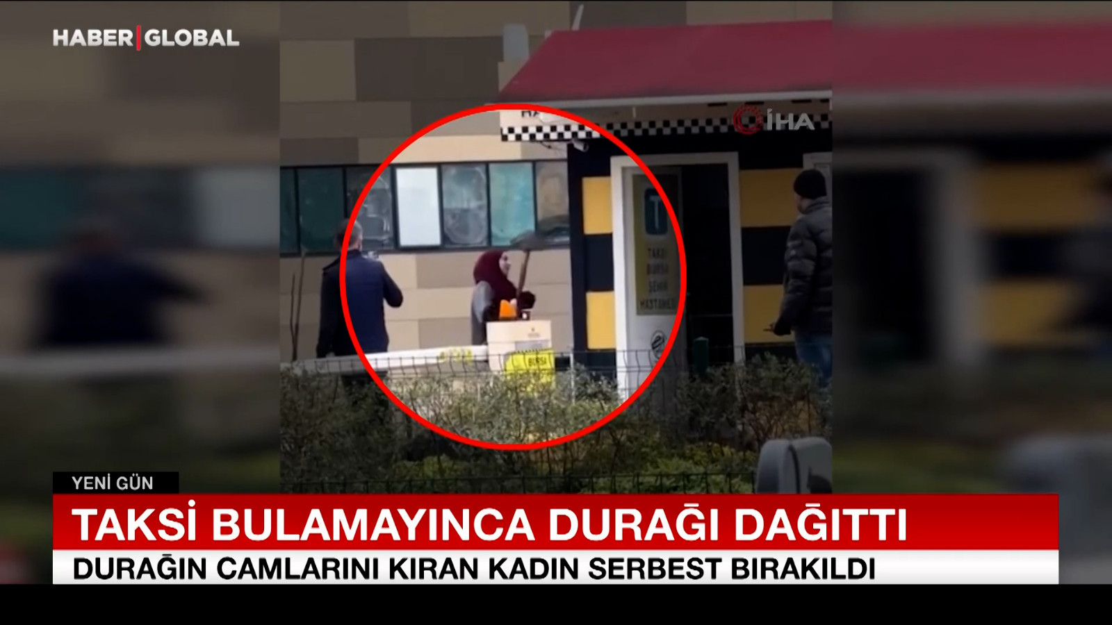 Taksi bulamayınca durağı dağıtan kadın kamerada