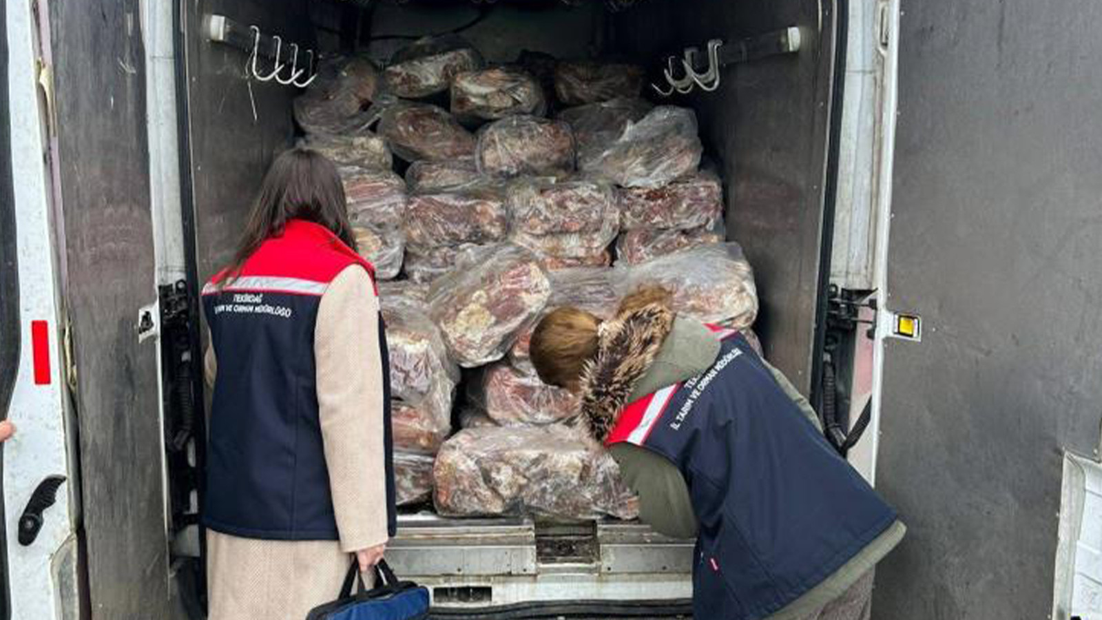 Tekirdağ'da ele geçirildi; bozuk ve kokmuş ürünleri vatandaşa yedireceklerdi