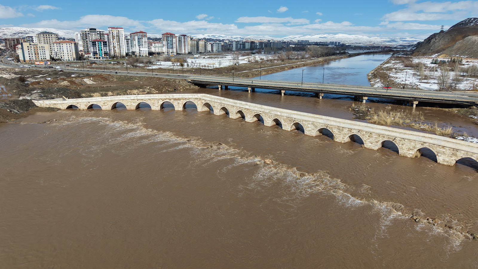 Yağan kar erken eridi; Kızılırmak adı gibi kızıla büründü