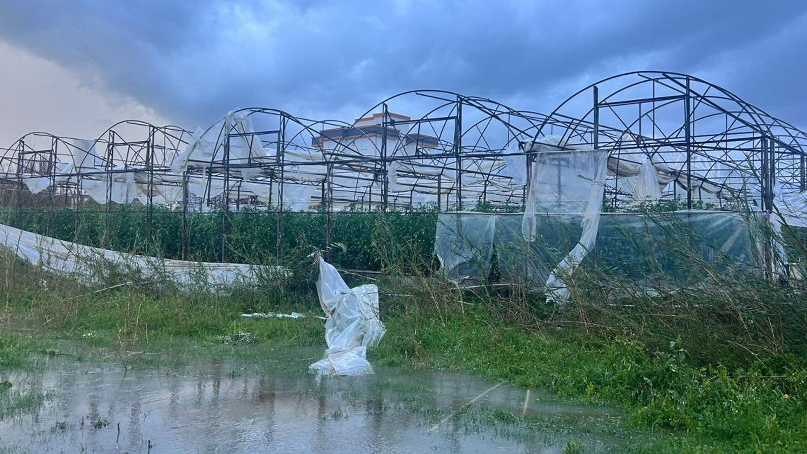 Antalya'da hortum seraları uçurdu, sel yolları kapattı