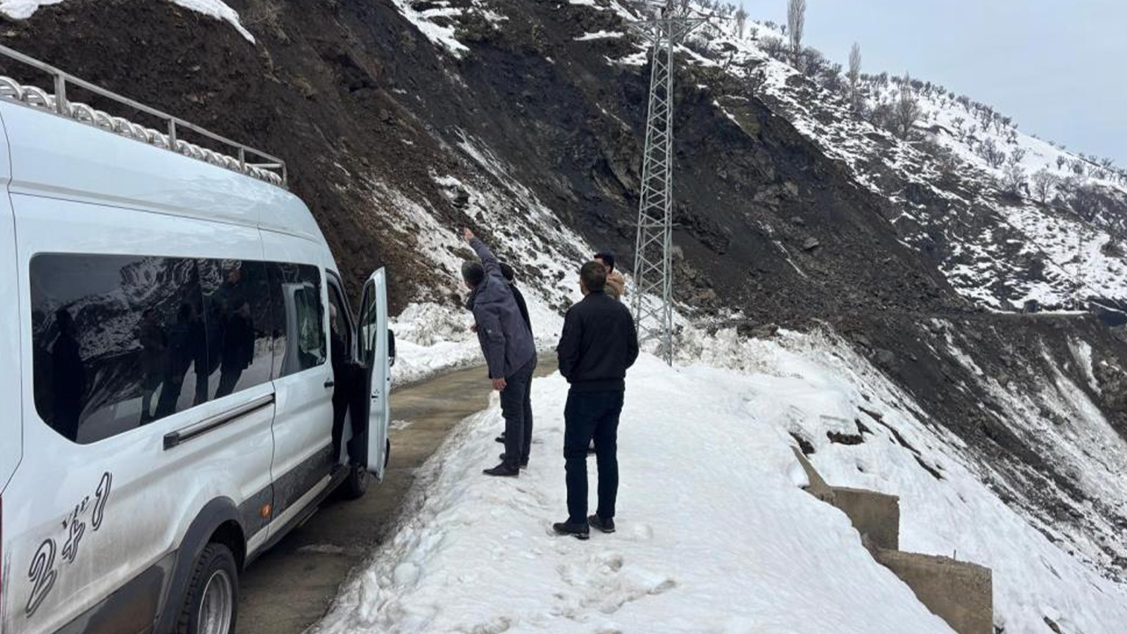 Batman'da heyelan: 2 minibüs mahsur kaldı